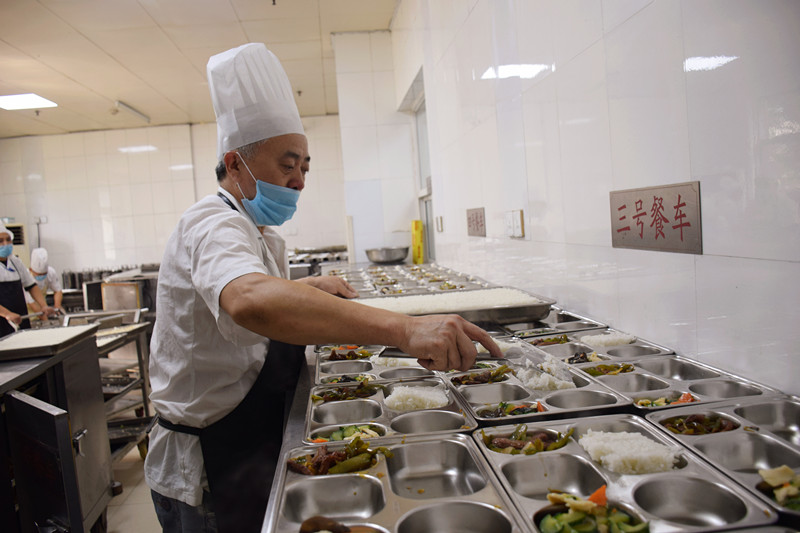 顾建国：默默耕耘在养老服务一线的“老黄牛”